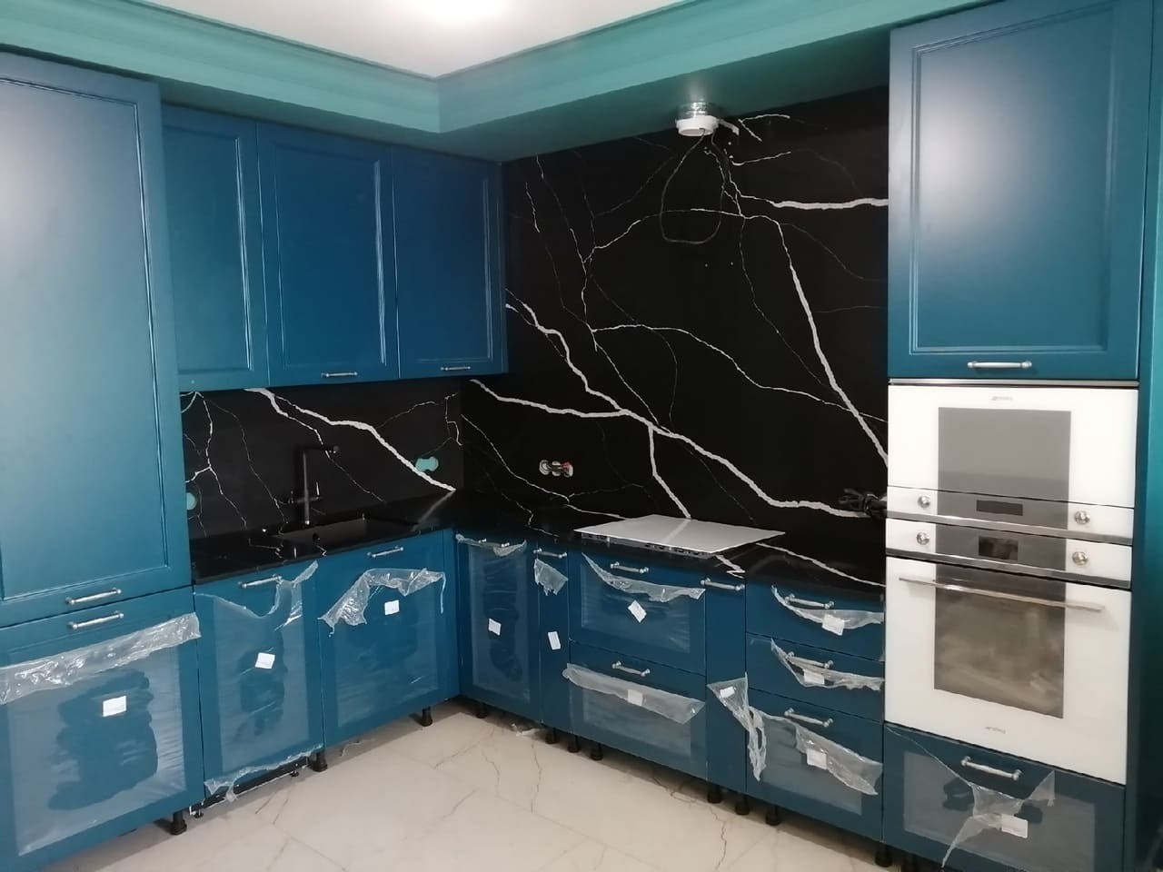 Готовое изделие. Кухня. Avant Quartz 7600 Калакатта ле Нор