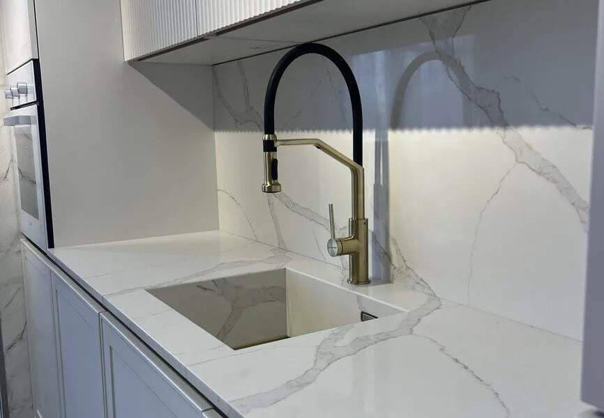 Готовое изделие. Кухня. Avant Quartz 7070 Calacatta Versailles. Фото 1