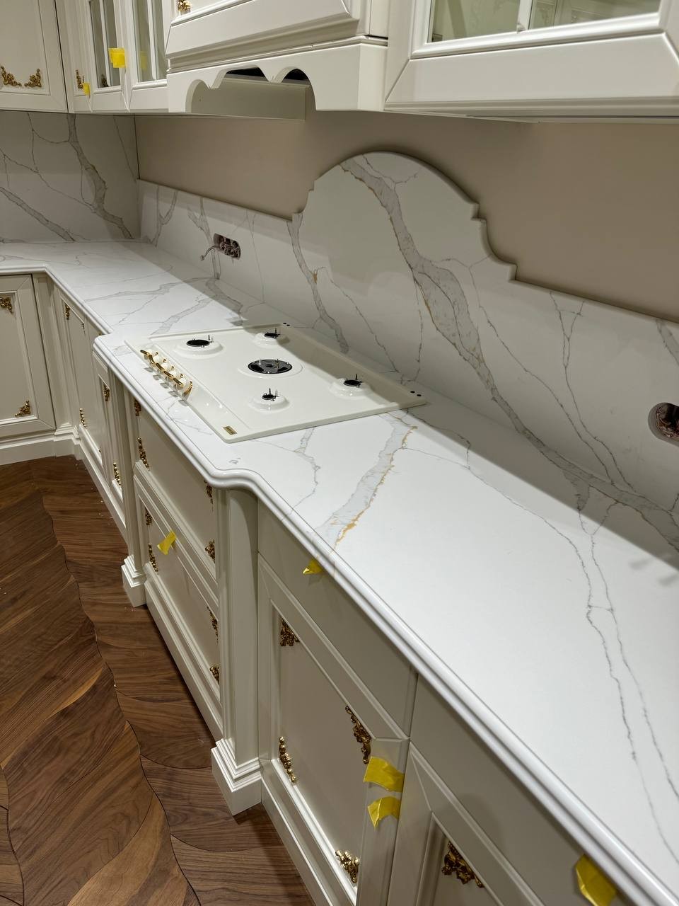 Готовое изделие. Кухня. Avant Quartz 7070 Calacatta Versailles. Фото 2