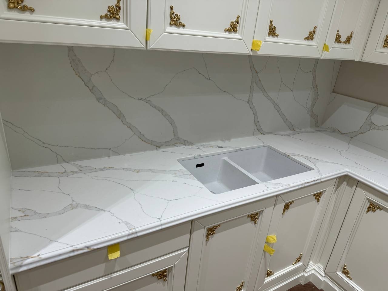 Готовое изделие. Кухня. Avant Quartz 7070 Calacatta Versailles. Фото 3