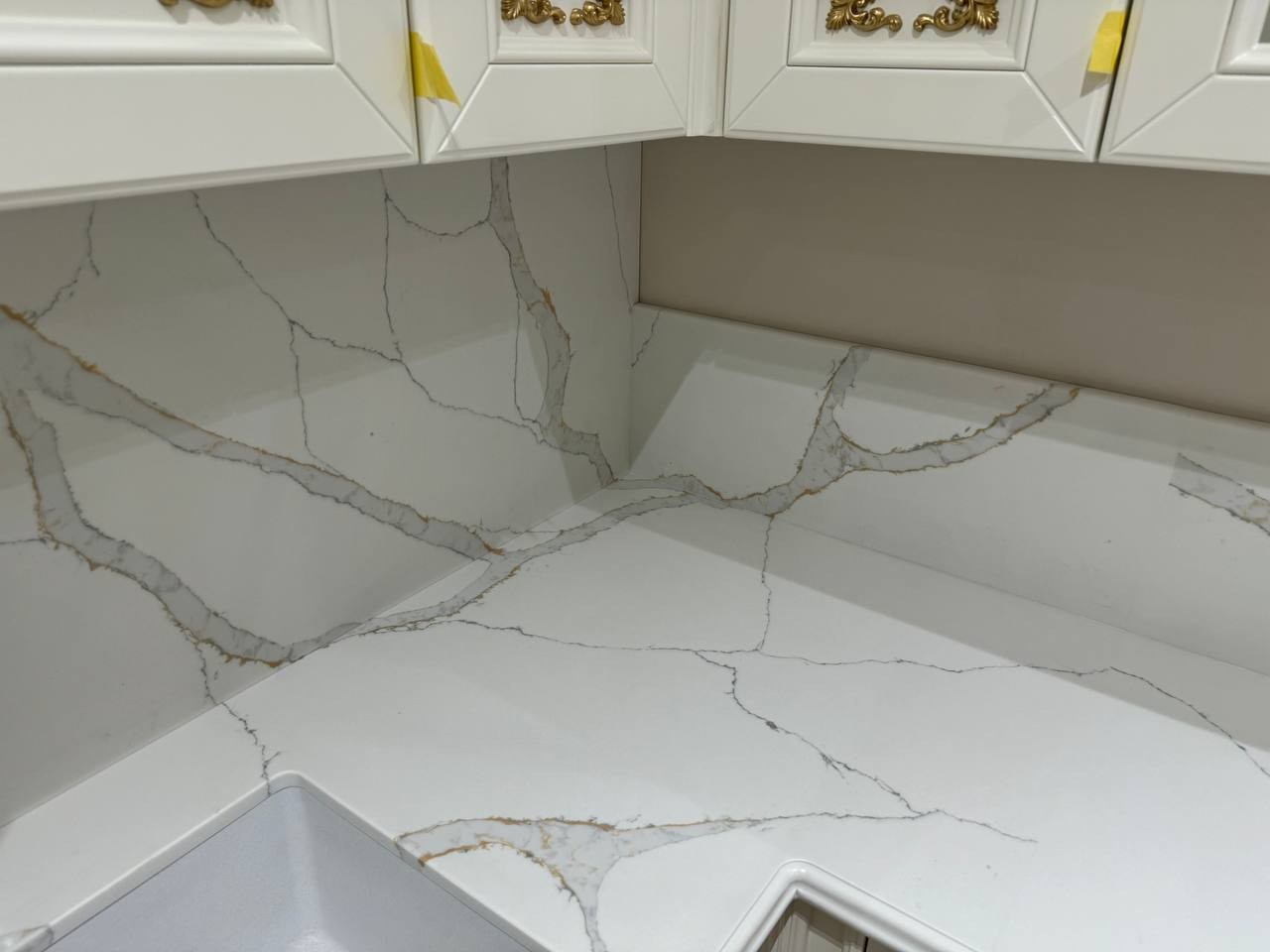 Готовое изделие. Кухня. Avant Quartz 7070 Calacatta Versailles. Фото 4