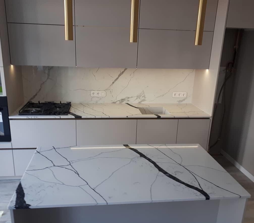 Готовое изделие. Кухня. Avant Quartz 7300 Calacatta Ajaccio. Фото 1