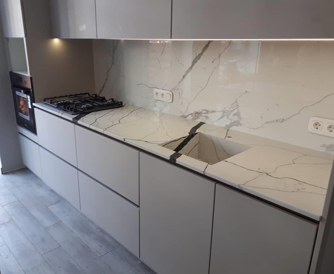 Готовое изделие. Кухня. Avant Quartz 7300 Calacatta Ajaccio