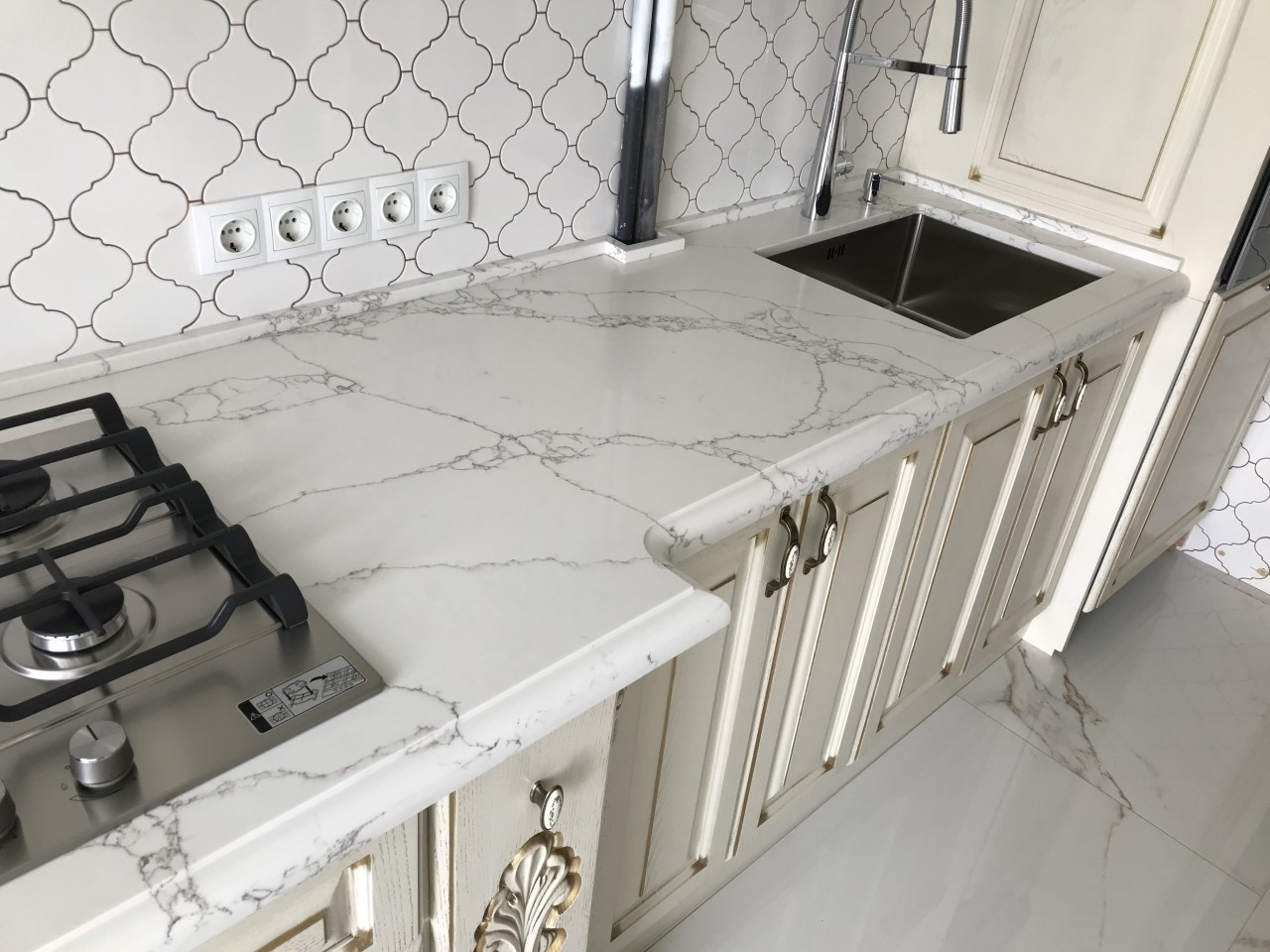 Готовое изделие. Кухня. Avant Quartz 7470 Calacatta Bearn. Фото 1