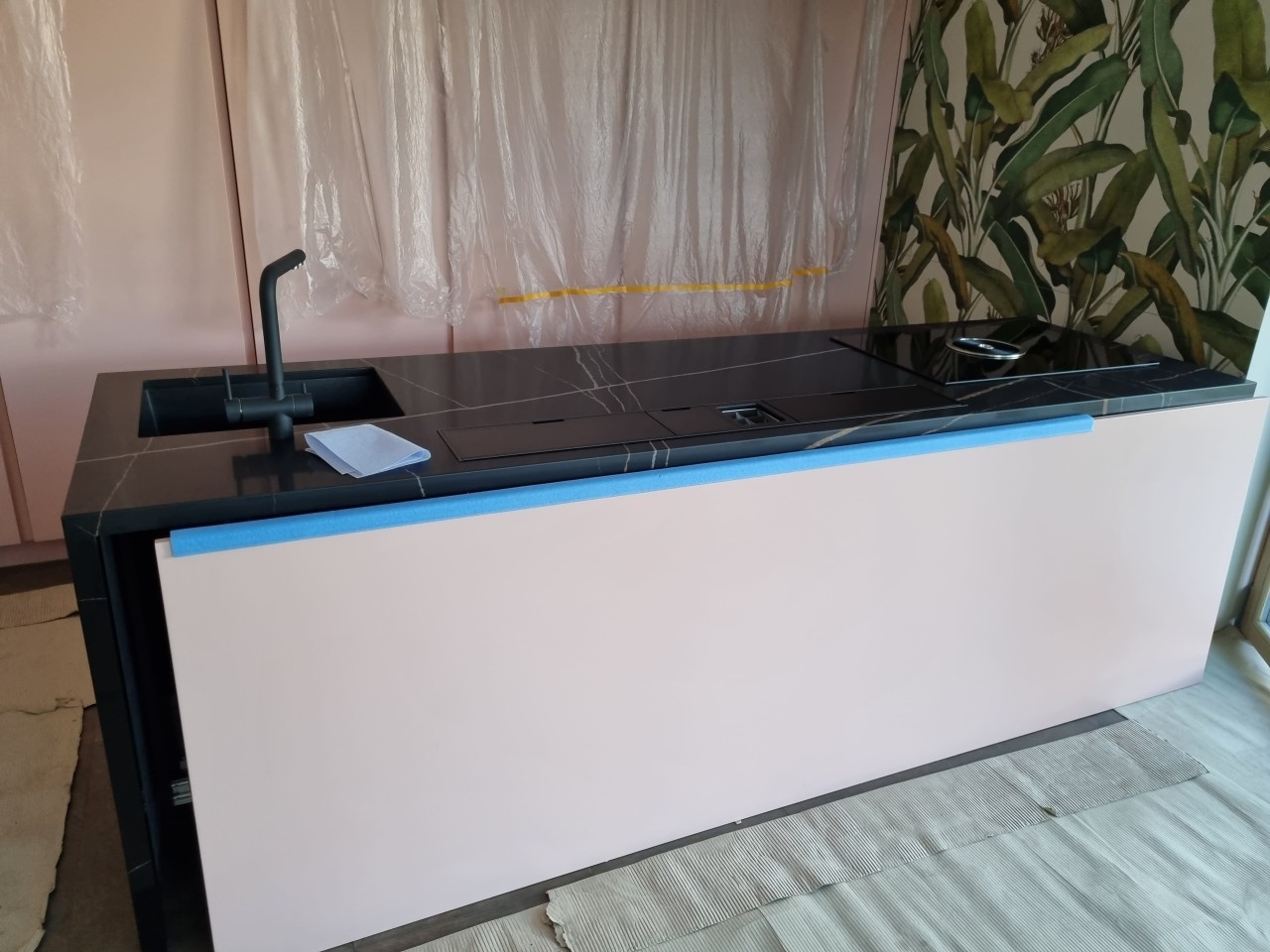 Готовое изделие. Кухня. Avant Quartz 7700 Calacatta Marseille