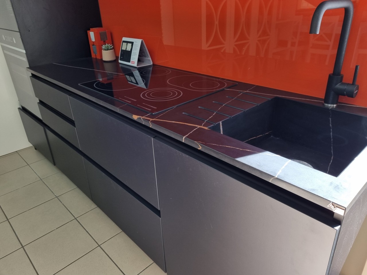 Готовое изделие. Кухня. Avant Quartz 7700 Calacatta Marseille. Фото 1