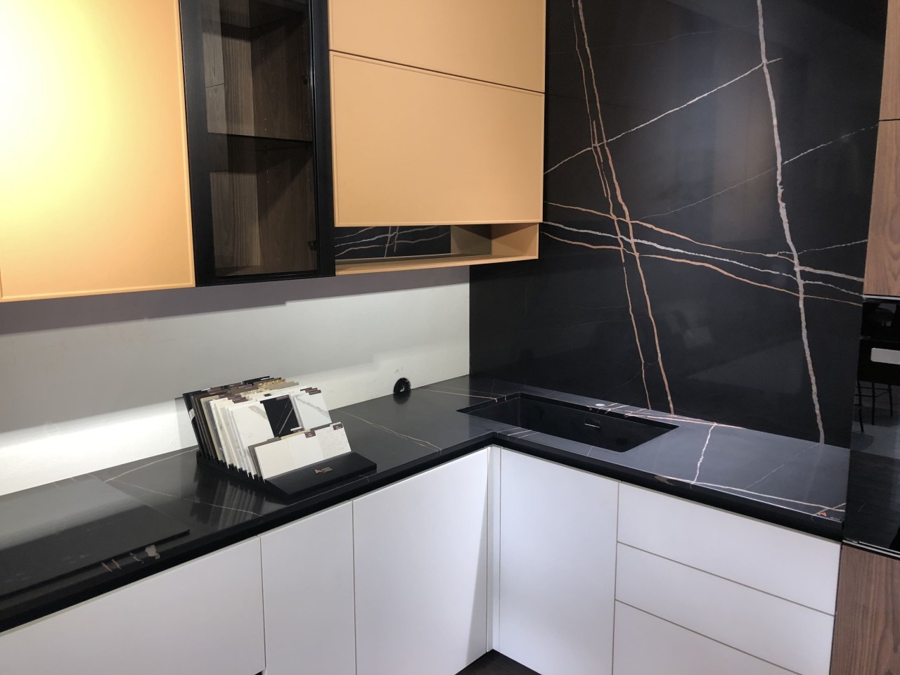 Готовое изделие. Кухня. Avant Quartz 7700 Calacatta Marseille