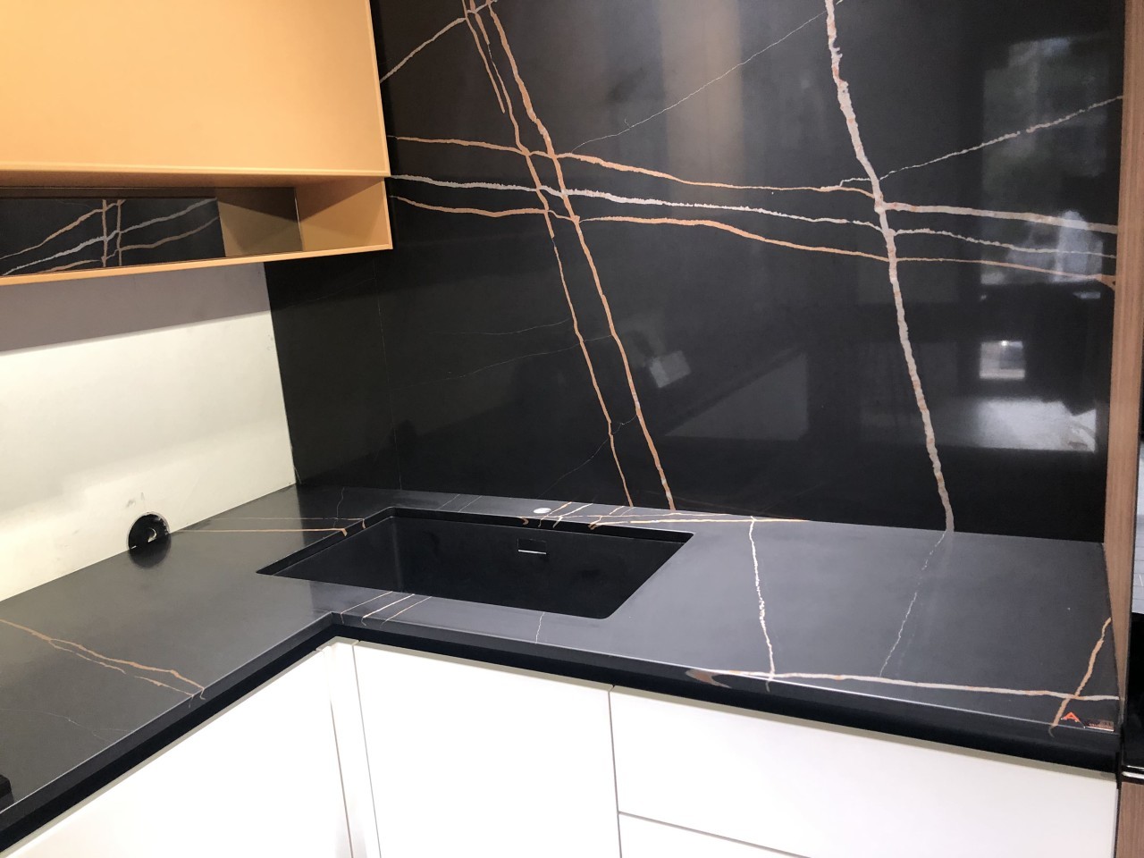 Готовое изделие. Кухня. Avant Quartz 7700 Calacatta Marseille. Фото 1