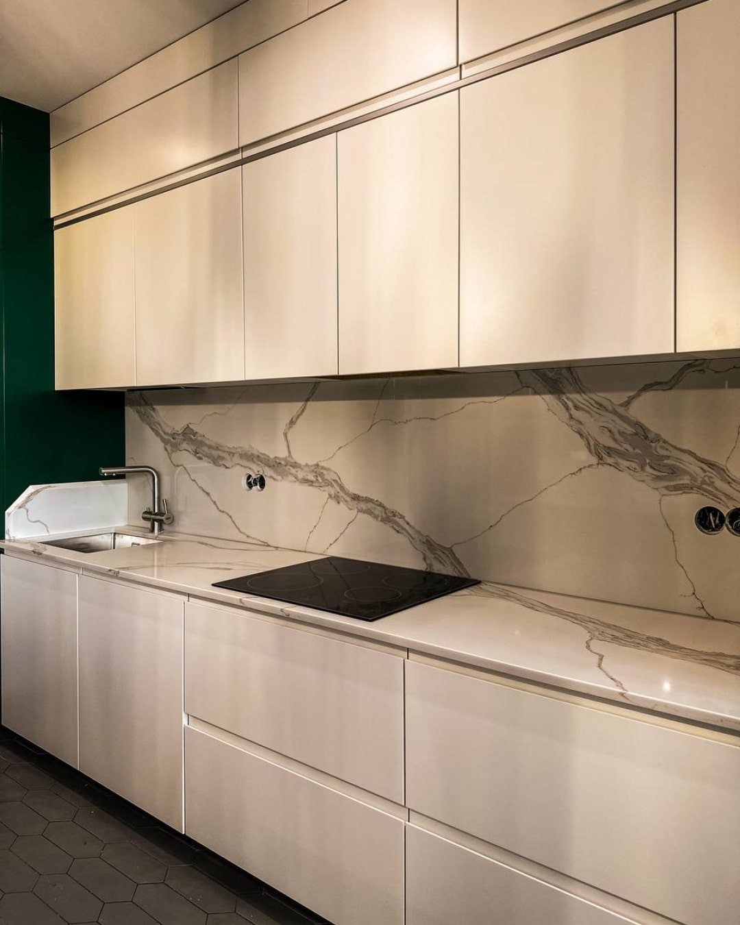 Готовое изделие. Кухня. Avant Quartz Q703 Calacatta Borghini