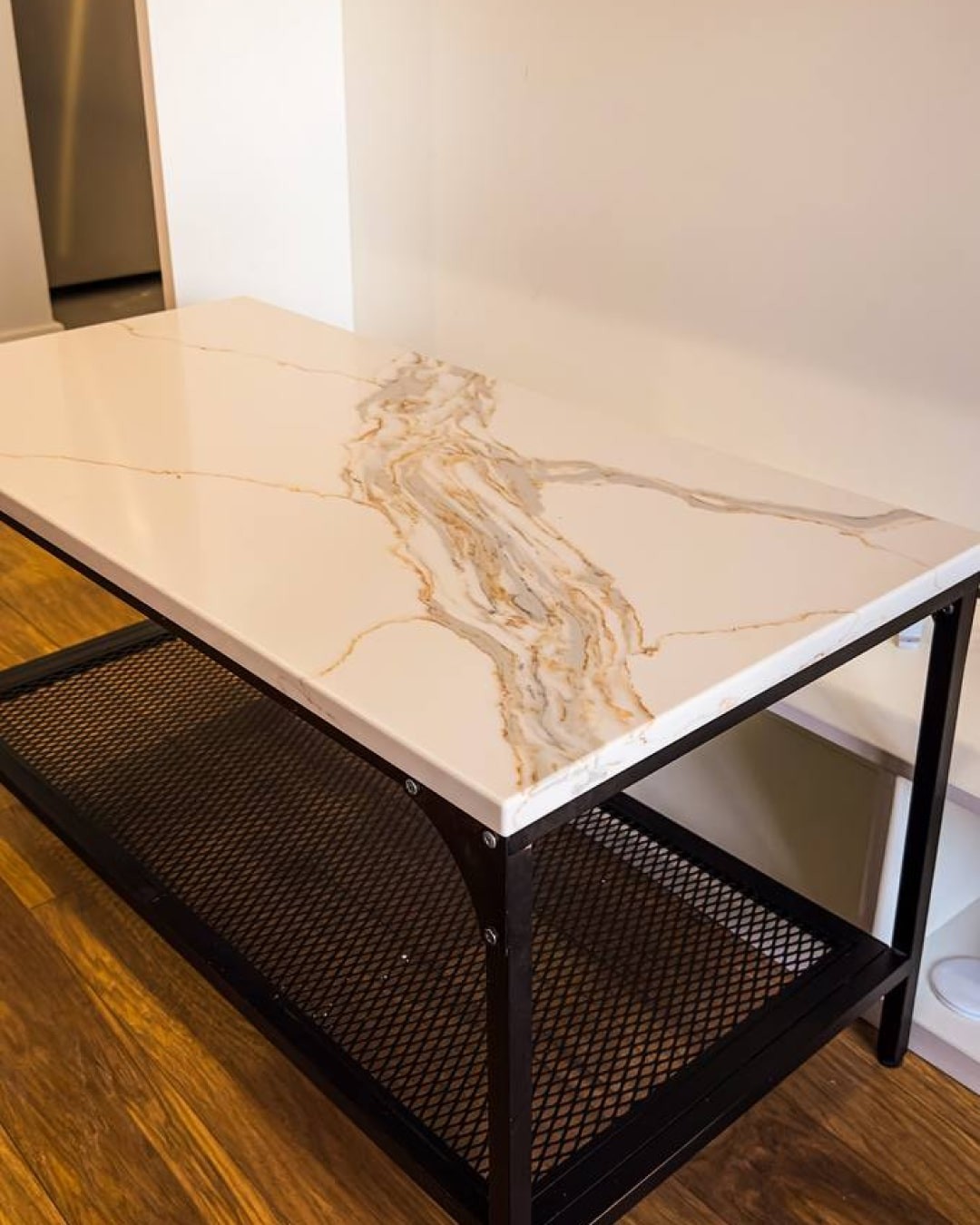 Готовое изделие. Кухня. Avant Quartz Q703 Calacatta Borghini. Фото 1