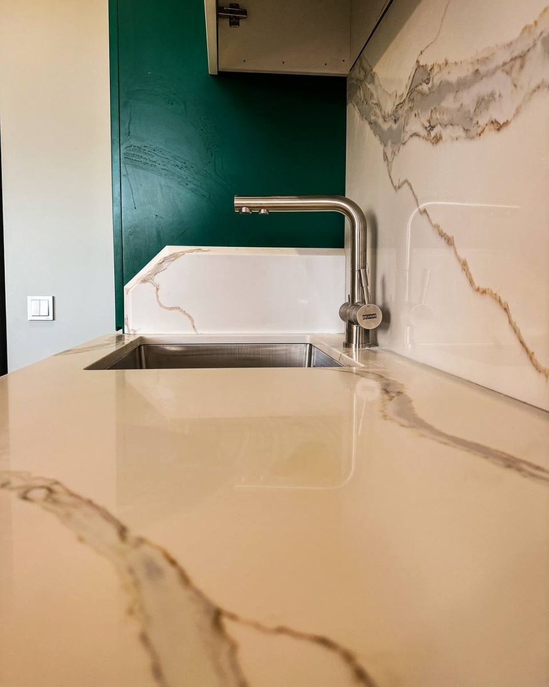Готовое изделие. Кухня. Avant Quartz Q703 Calacatta Borghini. Фото 2