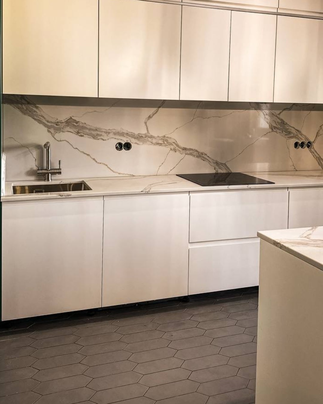 Готовое изделие. Кухня. Avant Quartz Q703 Calacatta Borghini. Фото 3