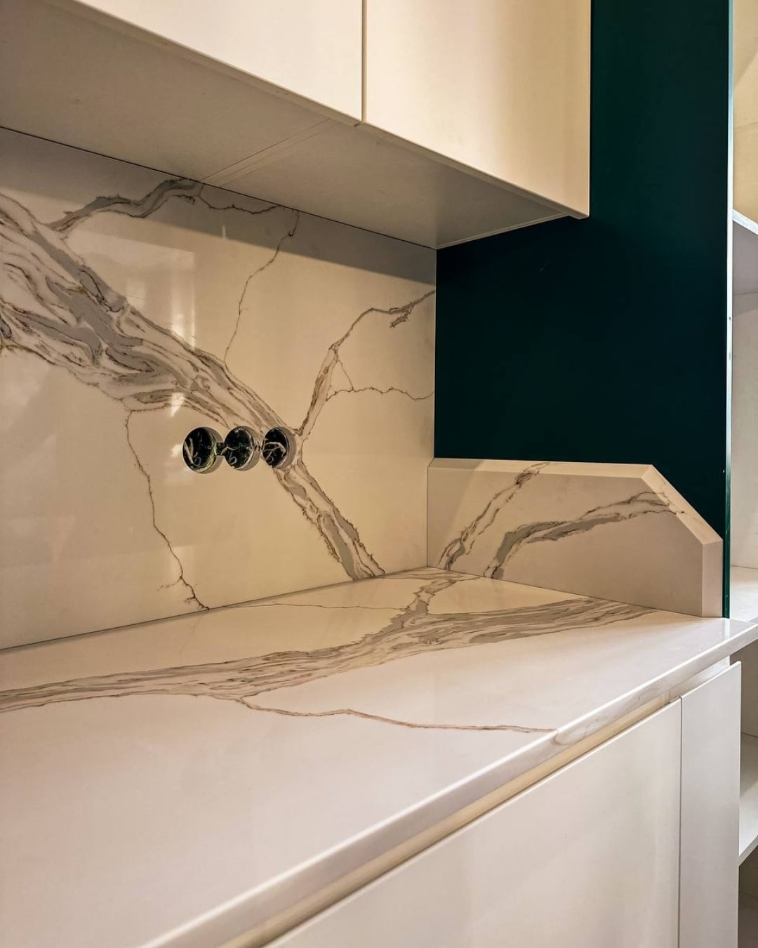 Готовое изделие. Кухня. Avant Quartz Q703 Calacatta Borghini. Фото 4