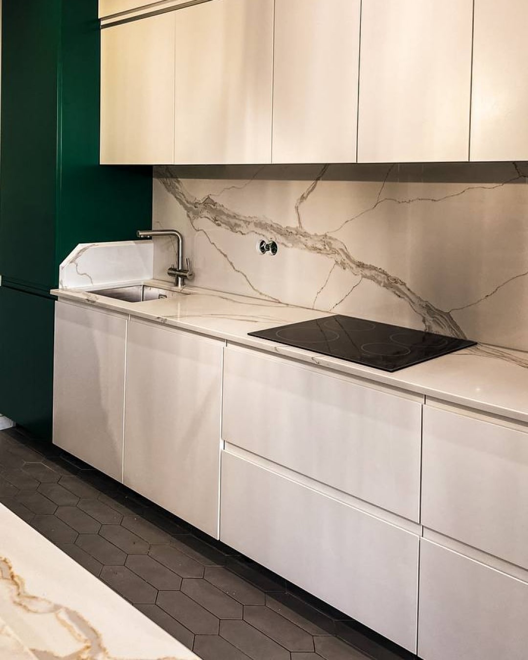 Готовое изделие. Кухня. Avant Quartz Q703 Calacatta Borghini. Фото 7
