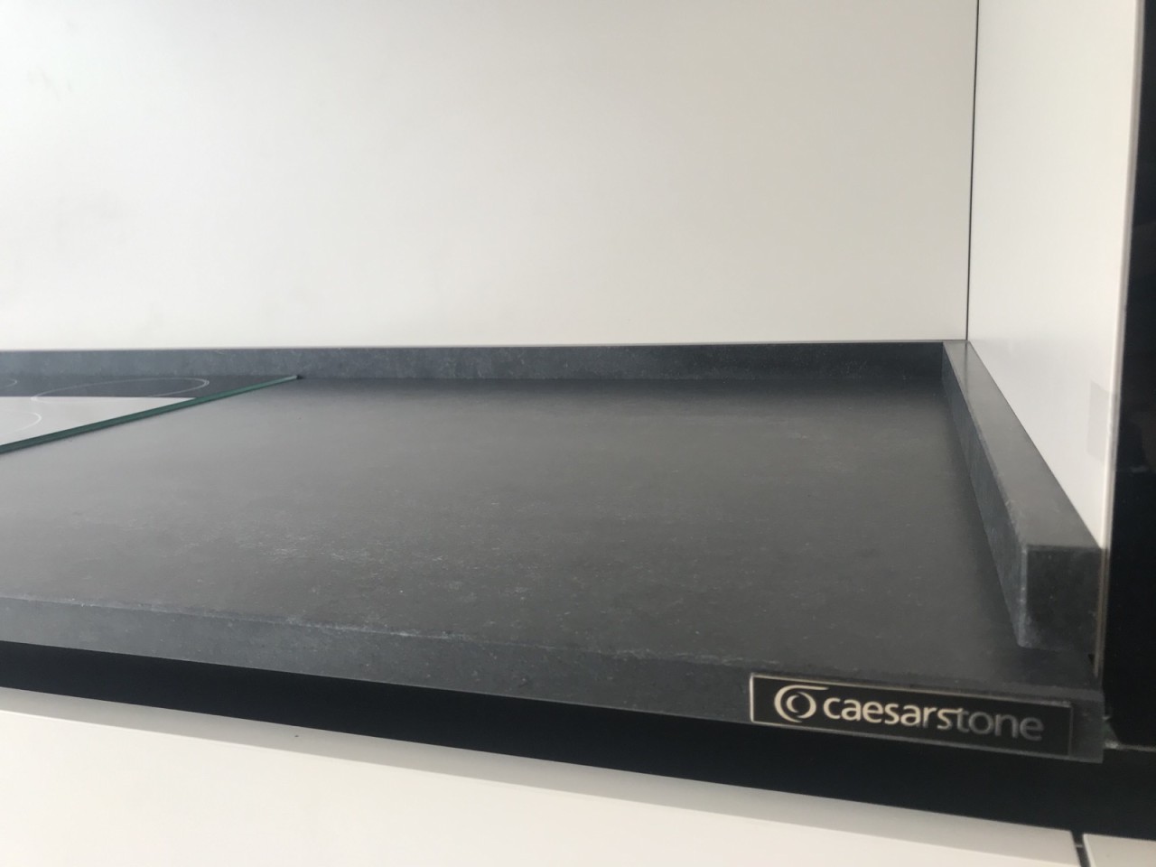 Дайын өнім. Ас үй. Caesarstone 5810 Black Tempal. Фото 2