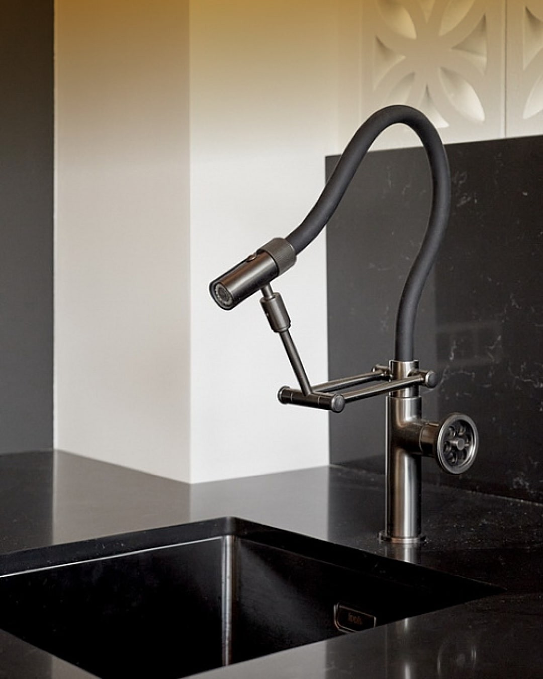 Готовое изделие. Кухня. GRANDEX Quartz GQ 510M Gothic Black. Фото 2