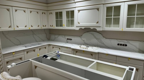 Готовое изделие. Кухня. Avant Quartz 7070 Calacatta Versailles